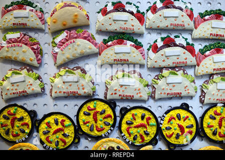 Aimants de réfrigérateur de souvenirs de l'alimentation italienne plats, y compris des sandwichs, Pain Piadina omelettes Frittata et pizzas à vendre à cadeaux Rome Italie Banque D'Images