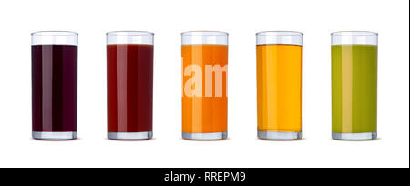 Jus de fruits et légumes frais dans le verre isolé sur fond blanc avec clipping path Banque D'Images