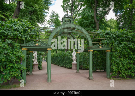 SAINT-Pétersbourg, Russie, 30 mai 2018 : Vue de l'arches métalliques de l'allée couverte du jardin d'été un jour de printemps Banque D'Images