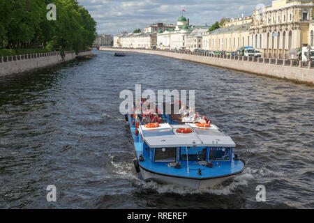 SAINT-Pétersbourg, Russie, 30 mai 2018 : petit bateau de touristes naviguant le long de la Rivière Fontanka dans le centre de Saint-Pétersbourg Banque D'Images