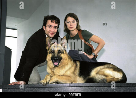 KOMMISSAR REX : die neuen acteurs Ab Août 2001 geht 'Kommissar Rex' erneut dans Produktion. Dans den neuen Folgen steht der Deutsche Schäferhund Rhett Butler wieder dans senneur Hauptrolle als 'Rex' vor der Kamera. Mit seinen neuen Partnern : dem Wiener Alexander Pschill und der Wahlwienerin Elke Winkens wird dieses, Équipe für Tempo, Spannung Humour und sorgen. Dans Co-Produktion Mungo-Film mit einer von KirchMedia, SAT 1 und werden die drei ersten FRO Folgen von Hajo Gies inszeniert. Bild : ALEXANDER PSCHILL, ELKE WINKENS und der kluge REX alias Rhett Butler. / Überschrift : KOMMISSAR REX : DI Banque D'Images