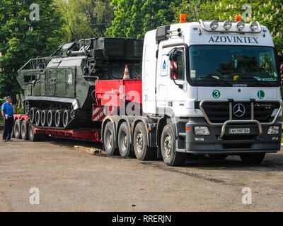 Kiev, Ukraine - 20 juin 2016 : un système de missiles anti-aériens BUK, le transport d'un véhicule de combat à travers la ville à la lutte anti-terroriste ope Banque D'Images