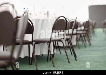 Salle de banquets d'un restaurant moderne avant la célébration Banque D'Images