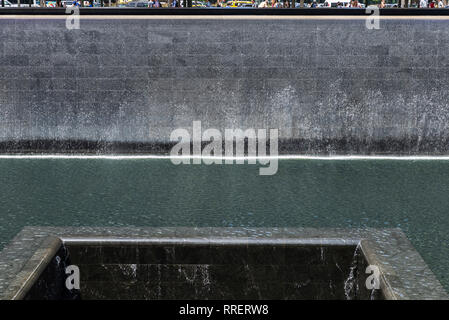 La ville de New York, USA - Le 27 juillet 2018 : 11 septembre National Memorial et musée, également connu comme le Musée commémoratif du 11 septembre et de Ground Zero, ou avec des personnes Banque D'Images