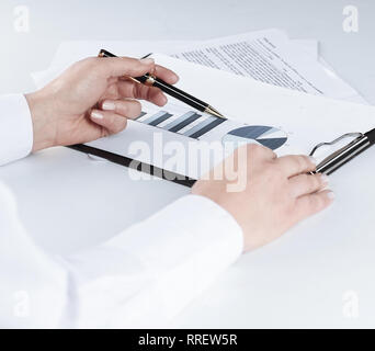 Libre.business woman graphiques marketing analyse. isolated on white Banque D'Images