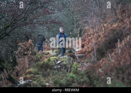 Deux personnes qui traversent le paysage magnifique du parc national de Brecon Beacons au cours de l'hiver. Banque D'Images