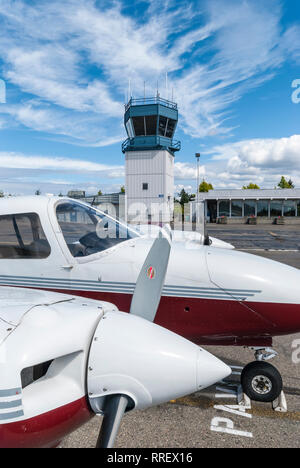 Vue d'un avion bimoteurs Piper montrant l'hélice et l'avant de la nacelle moteur. Banque D'Images