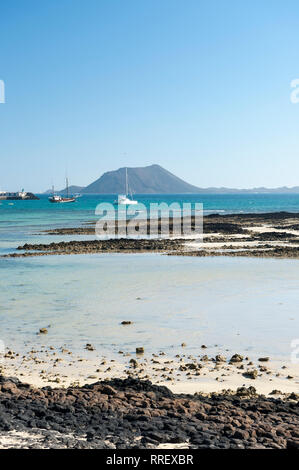 Voir l'île de Lobos de la plage de Corralejo Banque D'Images