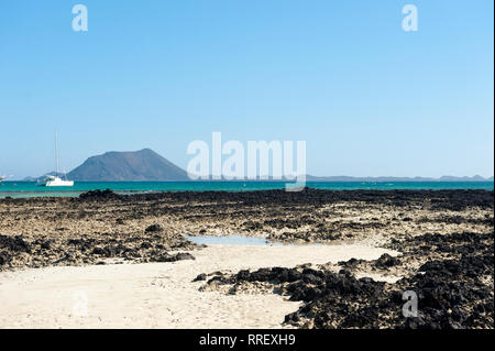 Voir l'île de Lobos de la plage de Corralejo Banque D'Images