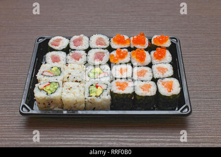 Deux douzaines de rouleaux de sushi Cuisine japonaise au niveau du bac Banque D'Images