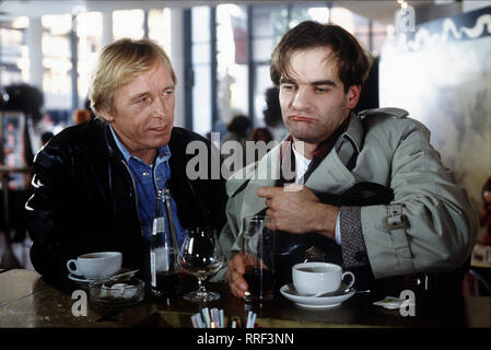 EIN FALL FÜR ZWEI / Geld nicht verjährt / Matula (CLAUS THEO GÄRTNER) trifft bei seinen Kollegen auf einen Recherchen, Privatdetektiv Dentzel (HEINRICH SCHAFMEISTER). / 36452-0-51306 / , 01DFAFall2 / Überschrift : EIN FALL FÜR ZWEI Banque D'Images