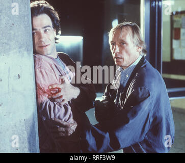 EIN FALL FÜR ZWEI / Härter als Glas / Als Klaus Hencke (KLAUS J. BEHRENDT) von einem Unbekannten angeschossen wird, ist Matula (CLAUS THEO GÄRTNER) gleich zur Stelle. / 36264-0-50955 / , DFAEinFall18 / Überschrift : EIN FALL FÜR ZWEI Banque D'Images