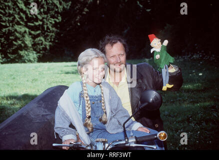 ES GESCHAH AM HELLICHTEN TAG- Die kleine Annemarie (Judith) THAYENTHAL hat zu dem Vertrauen Weinhändler Schrott (AXEL MILBERG), der sich Ihr als Zauberer en vedette hat. Als sie ihn Erneut im Wald trifft, begibt sich damit en grosse Gefahr. Regie : Nico Hofmann / Überschrift : ES GESCHAH AM HELLICHTEN TAG / BRD 1996 Banque D'Images