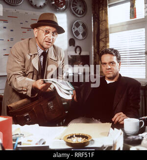 DER ALTE - Der Verlierer Zbynek Brynych D 1990 - Der reiche SchrotThendler Ferdi Mantell (Heinrich) wird von Ex-Frau erpresst senneur, um sie loszuwerden, engagiert er einen Killer. Voir mit SIEGFRIED KERNEN (Köhler) und Jürgen Heinrich (Mantell). Regie : Zbynek Brynych aka. Der Verlierer / Überschrift : DER ALTE Banque D'Images