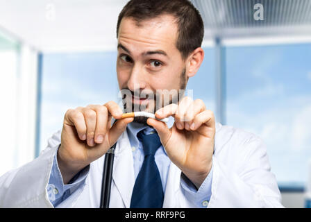 Briser une cigarette Médecin Banque D'Images