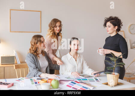 Équipe de création des graphistes travaillant sur les nouveaux projets à l'aide d'échantillons de couleur et dessins d'éléments du site web design Banque D'Images
