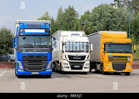 Salo, Finlande - le 29 juillet 2018 : Volvo FH, MAN et DAF XF de camions de transport à partir de la Pologne, l'Ukraine et la Lituanie en stationnement sur un arrêt de camion en été. Banque D'Images