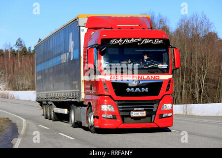 Salo, Finlande - le 22 février 2019 : Red MAN TGX 18,450 camion d'AKO Spedition Oy tire une remorque cargo le long de la route dans le sud de la Finlande au jour de l'hiver Banque D'Images