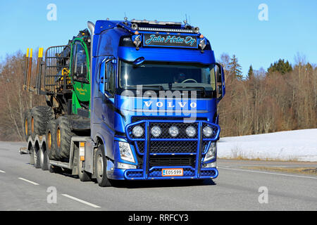 Salo, Finlande - le 22 février 2018 : Blue Volvo FH13 semi truck de Juha Holm John Deere Forestry Oy parcours le long de la route du véhicule sur un jour de l'hiver. Banque D'Images