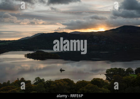 Lever du soleil d'automne sur Derwentwater, Parc National de Lake District, Cumbria, England, UK Banque D'Images