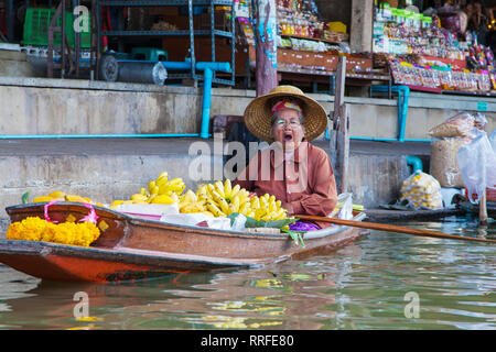 Damnoen Saduak, Thaïlande - 29 août 2018 : femme vendant bananes à partir d'un bateau dans le marché flottant de Damnoen Saduak, Ratchaburi, Thaïlande. Banque D'Images