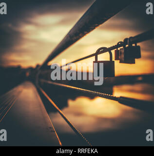 Un cadenas symbolisant l'amour sur un pont à Paris lors d'un beau coucher du soleil Banque D'Images