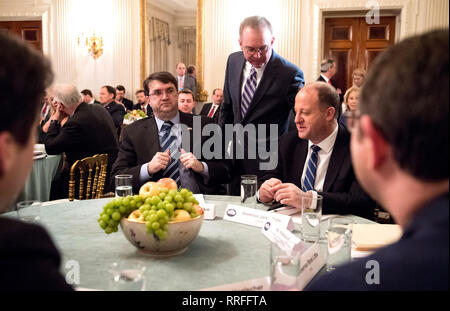 25 février 2019 - Washington, District of Columbia, États-Unis - la Maison Blanche par intérim Chef du personnel et directeur de l'Office of Management and Budget (OMB) Mick Mulvaney parle à Gouverneur Jared Polis (démocrate de Californie) avant le Président des Etats-Unis, Donald J. Trump parle à un groupe de gouverneurs au cours de la session d'affaires 2019 Maison Blanche à la Maison Blanche à Washington, DC Le 25 février 2019. Trump aborde le travail sur l'infrastructure, l'épidémie d'opioïdes, la sécurité des frontières et de la politique commerciale de la Chine. À gauche est la secrétaire des Affaires des anciens combattants (VA) Robert Wilkie (crédit Image : © Kevin Die Banque D'Images