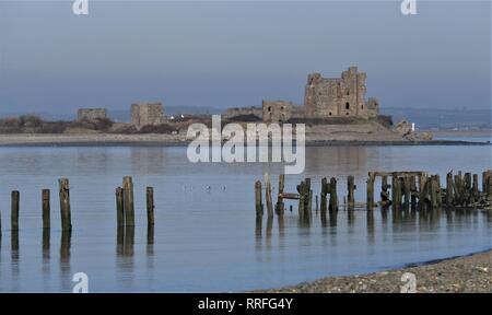 Cumbria UK. 25 févr. 2019. Météo britannique. Journée chaude, ciel voilé de South Walney Réserve Naturelle. Vue vers Piel château sur la côte du comté de Cumbrie. C.Crédit Hall / Alamy Live News. Banque D'Images