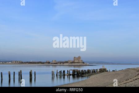 Cumbria UK. 25 févr. 2019. Météo britannique. Journée chaude, ciel voilé de South Walney Réserve Naturelle. Vue vers Piel château sur la côte du comté de Cumbrie. C.Crédit Hall / Alamy Live News. Banque D'Images