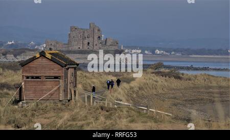 Cumbria UK. 25 févr. 2019. Météo britannique. Journée chaude, ciel voilé de South Walney Réserve Naturelle. Vue vers Piel château sur la côte du comté de Cumbrie. C.Crédit Hall / Alamy Live News. Banque D'Images