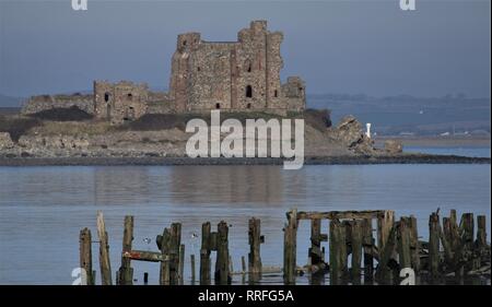 Cumbria UK. 25 févr. 2019. Météo britannique. Journée chaude, ciel voilé de South Walney Réserve Naturelle. Vue vers Piel château sur la côte du comté de Cumbrie. C.Crédit Hall / Alamy Live News. Banque D'Images