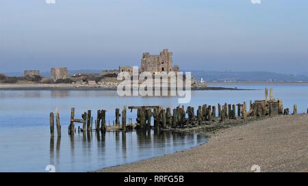 Cumbria UK. 25 févr. 2019. Météo britannique. Journée chaude, ciel voilé de South Walney Réserve Naturelle. Vue vers Piel château sur la côte du comté de Cumbrie. C.Crédit Hall / Alamy Live News. Banque D'Images