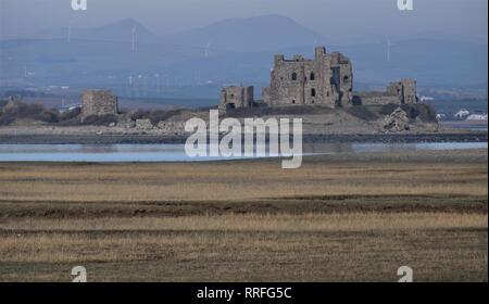 Cumbria UK. 25 févr. 2019. Météo britannique. Journée chaude, ciel voilé de South Walney Réserve Naturelle. Vue vers Piel château sur la côte du comté de Cumbrie. C.Crédit Hall / Alamy Live News. Banque D'Images