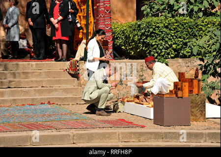 Rabat. Feb 25, 2019. Le Prince Harry (L, à l'avant) et son épouse Meghan assister à un événement pour rencontrer des artisans et des jeunes entrepreneurs sociaux dans les jardins andalous à Rabat, Maroc, le 25 février 2019. Source : Xinhua/Alamy Live News Banque D'Images