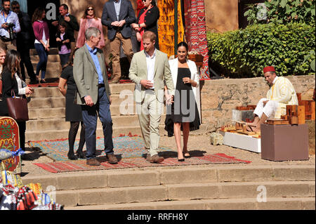 Rabat. Feb 25, 2019. Le Prince Harry (C-L) et son épouse Meghan assister à un événement pour rencontrer des artisans et des jeunes entrepreneurs sociaux dans les jardins andalous à Rabat, Maroc, le 25 février 2019. Source : Xinhua/Alamy Live News Banque D'Images