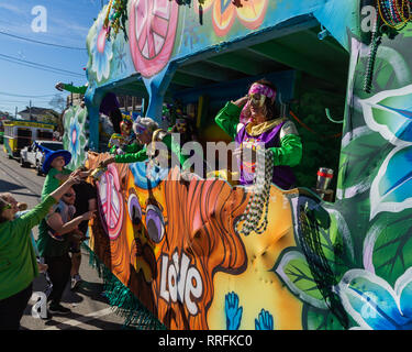 New Orleans, USA. 24 févr. 2019. Ambiance festive et belle journée pour les parades de Mardi Gras à La Nouvelle Orléans en tant que membre de la coterie de King Arthur roule le long de Uptown Magazine St New Orleans durant Mardi Gras 2019 Crédit : Tom Pumphret/Alamy Live News Crédit : Tom Pumphret/Alamy Live News Banque D'Images