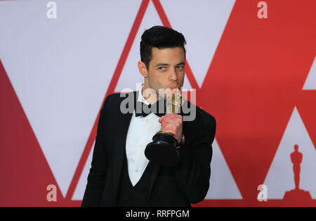 Beijing, USA. Feb 24, 2019. Rami Malek pose pour des photos après avoir remporté le prix du meilleur acteur pour 'Bohemian Rhapsody' dans la salle de presse au cours de la 91e cérémonie des Academy Awards, les Oscars, ou à la technologie Dolby Theatre de Los Angeles, États-Unis, le 24 février 2019. Crédit : Li Ying/Xinhua/Alamy Live News Banque D'Images