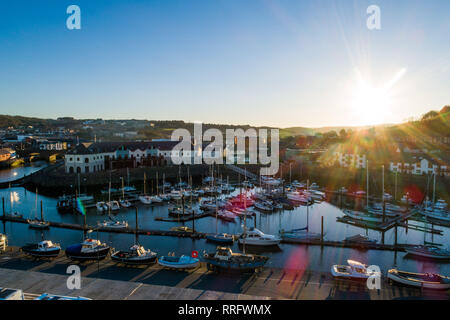 Pays de Galles Aberystwyth UK, mardi 26 février 2019. Météo France : l'aube sur le port d''Aberystwyth, Ceredigion , l'ouest du pays de Galles sur une autre journée de ciel clair. Hier, la zone autour de la ville a connu les plus chauds jamais recored températures Février au Royaume-Uni, pour atteindre 20,3ºC à Trawsgoed. Crédit photo Keith Morris / Alamy Live News Banque D'Images