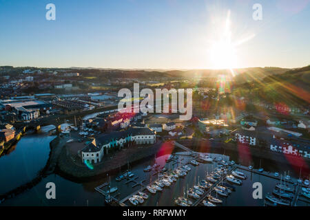 Pays de Galles Aberystwyth UK, mardi 26 février 2019. Météo France : l'aube sur le port d''Aberystwyth, Ceredigion , l'ouest du pays de Galles sur une autre journée de ciel clair. Hier, la zone autour de la ville a connu les plus chauds jamais recored températures Février au Royaume-Uni, pour atteindre 20,3ºC à Trawsgoed. Crédit photo Keith Morris / Alamy Live News Banque D'Images