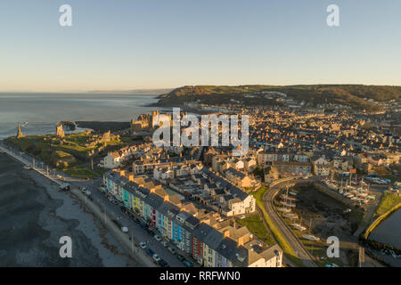 Pays de Galles Aberystwyth UK, mardi 26 février 2019. Météo France : Daybreak sur Aberystwyth, Ceredigion , l'ouest du pays de Galles, sur une autre journée de ciel clair. Hier, la zone autour de la ville a connu les plus chauds jamais recored températures Février au Royaume-Uni, pour atteindre 20,3ºC à Trawsgoed. Crédit photo Keith Morris / Alamy Live News Banque D'Images