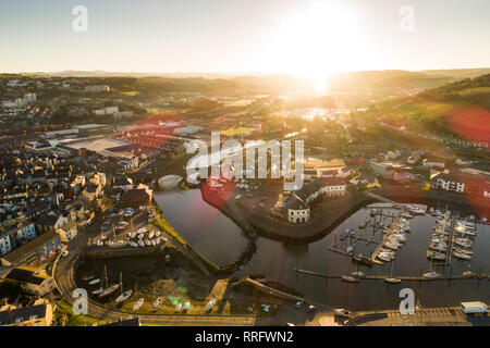 Pays de Galles Aberystwyth UK, mardi 26 février 2019. Météo France : Daybreak sur Aberystwyth, Ceredigion , l'ouest du pays de Galles, sur une autre journée de ciel clair. Hier, la zone autour de la ville a connu les plus chauds jamais recored températures Février au Royaume-Uni, pour atteindre 20,3ºC à Trawsgoed. Crédit photo Keith Morris / Alamy Live News Banque D'Images