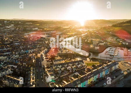 Pays de Galles Aberystwyth UK, mardi 26 février 2019. Météo France : Daybreak sur Aberystwyth, Ceredigion , l'ouest du pays de Galles, sur une autre journée de ciel clair. Hier, la zone autour de la ville a connu les plus chauds jamais recored températures Février au Royaume-Uni, pour atteindre 20,3ºC à Trawsgoed. Crédit photo Keith Morris / Alamy Live News Banque D'Images