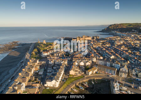 Pays de Galles Aberystwyth UK, mardi 26 février 2019. Météo France : Daybreak sur Aberystwyth, Ceredigion , l'ouest du pays de Galles, sur une autre journée de ciel clair. Hier, la zone autour de la ville a connu les plus chauds jamais recored températures Février au Royaume-Uni, pour atteindre 20,3ºC à Trawsgoed. Crédit photo Keith Morris / Alamy Live News Banque D'Images