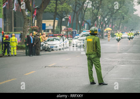 Hanoi, Vietnam. Feb 26, 2019. La garde de la police vietnamienne la route où le cortège du Kim Jong Un arrivera à l'hôtel Melia. Le dirigeant nord-coréen est arrivé au Vietnam un jour avant la RPDC-USA Sommet de Hanoï, la deuxième réunion entre le Président Donald Trump et Kim, prévue les 27 et 28 février à Hanoi. Crédit : Barbara Cameron pix/Alamy Live News Banque D'Images