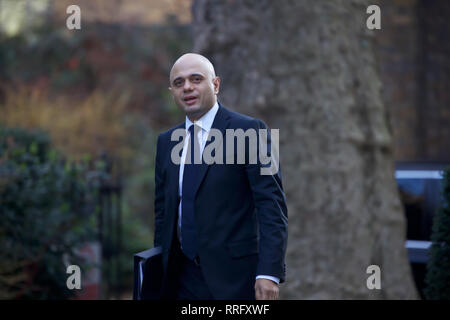 Londres, Royaume-Uni. Feb 26, 2019.Le Secrétaire d'État du ministère de l'intérieur, la Rt Hon Sajid Javid MP arrive pour la réunion hebdomadaire du cabinet au 10 Downing Street à Londres. Premier Ministre, Theresa May, devrait donner aux députés une déclaration plus tard aujourd'hui aux attentes de plus en plus qu'elle offrira un accord de compromis pour éviter toute éventuelle démissions. Credit : Keith Larby/Alamy Live News Banque D'Images