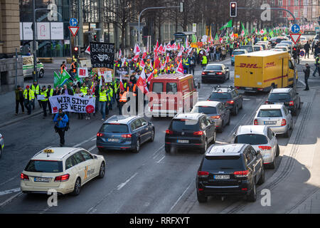 Bayernweit, Allemagne. Feb 26, 2019. Au cours de la grève d'avertissement, les manifestants à pied au centre-ville de Munich avec une bannière disant "Nous en valent la peine". Le syndicat Verdi a demandé plus de 2000 travailleurs du secteur public dans l'ensemble de la Bavière sur les grèves d'avertissement. Credit : Lino Mirgeler/dpa/Alamy Live News Banque D'Images