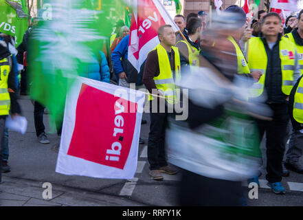 26 février 2019, Bavaria, Munich : les manifestants à pied à travers le centre ville pendant la grève d'avertissement. Le syndicat Verdi a demandé plus de 2000 travailleurs du secteur public dans l'ensemble de la Bavière sur les grèves d'avertissement. Photo : Lino Mirgeler/dpa Banque D'Images