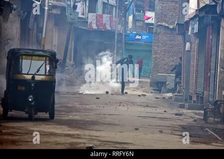 26 février 2019 - Srinagar, J&K, Inde - un manifestant du Cachemire réagit comme une coquille de gaz lacrymogène a explosé près de lui au cours d'affrontements avec les forces gouvernementales, après le raid sur top chefs séparatistes par des agents du renseignement indien à Srinagar, au Cachemire. L'Enquête nationale Agency (NIA) Mardi effectuée des recherches sur top chef des séparatistes en vallée du Cachemire dans un cas, le financement de la terreur ont déclaré. La NIA ont été accompagnés par la police locale et des CRPF. Pendant ce temps, des affrontements ont éclaté dans Maisuma localité peu après l'agence de détectives Enquêtes nationales mené des raids sur l séparatiste Banque D'Images