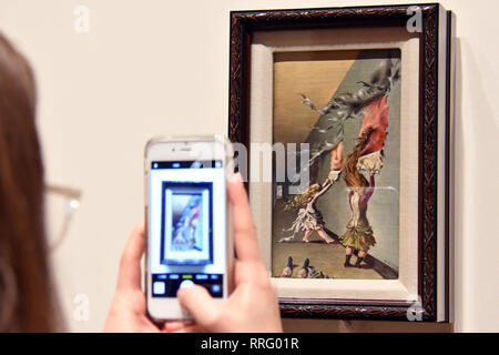 Londres, Royaume-Uni. Feb 26, 2019. Tate Modern dévoile la grande exposition de l'artiste pionnier Dorothea Tanning, la première grande exposition de son travail pendant 25 ans. Jeux d'enfants, 1942 Credit : Nils Jorgensen/Alamy Live News Banque D'Images