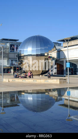 Bristol, Royaume-Uni. 26 févr. 2019. Météo France : Un autre agréable mais unseasonal jours météo dans le centre-ville de Bristol. Crédit : Mr Standfast/Alamy Live News Banque D'Images